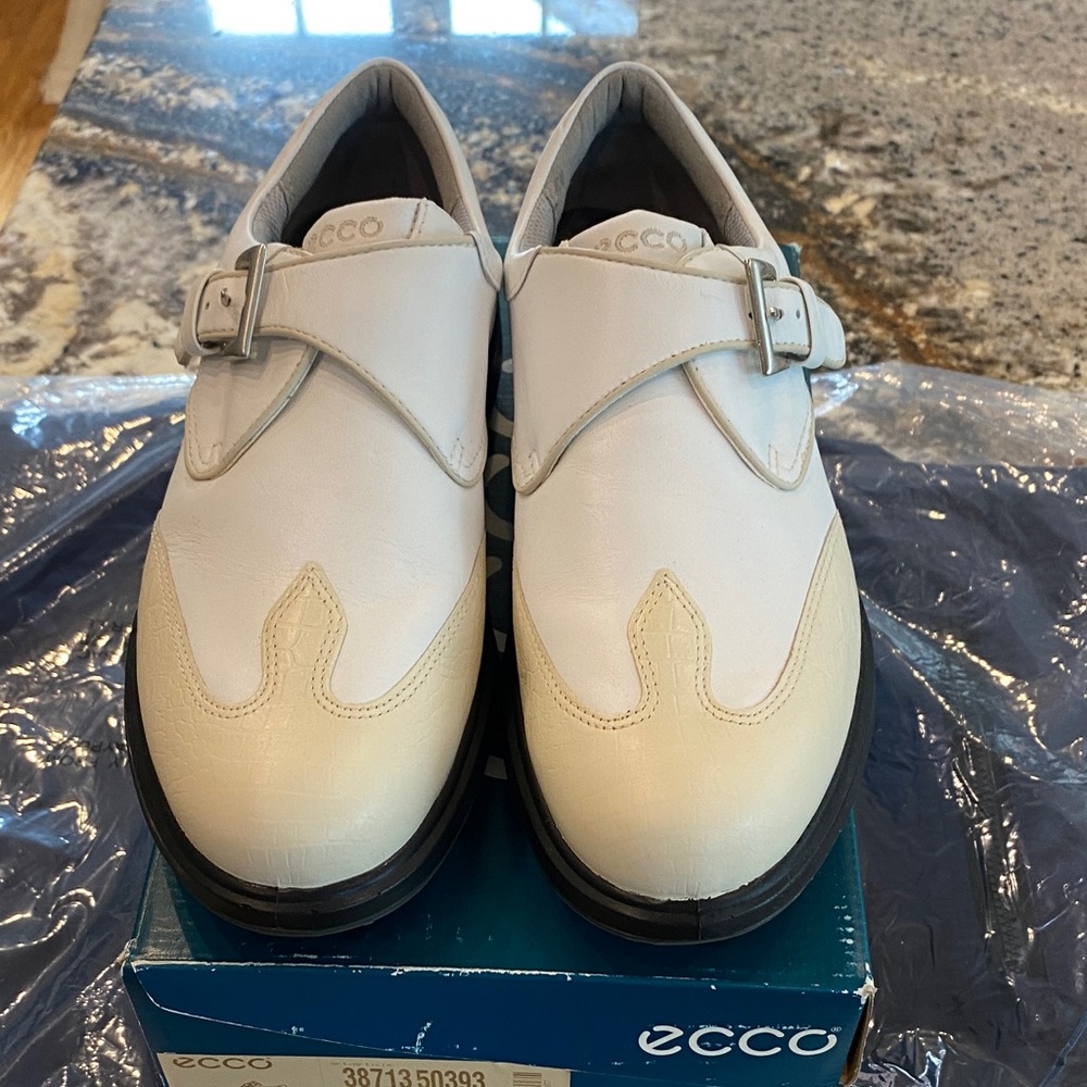 Women’s Ecco golf shoes, size (US 8- 8.5)(EU 39)
Color Ice white/white